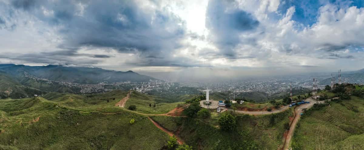 Panorama de Cali en Colombie avec la statue du Cristo Rey sur les collines