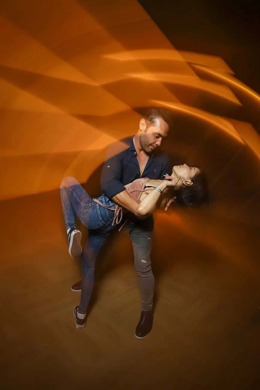 Couple dansant la salsa dans une ambiance chaleureuse à Cali, Colombie