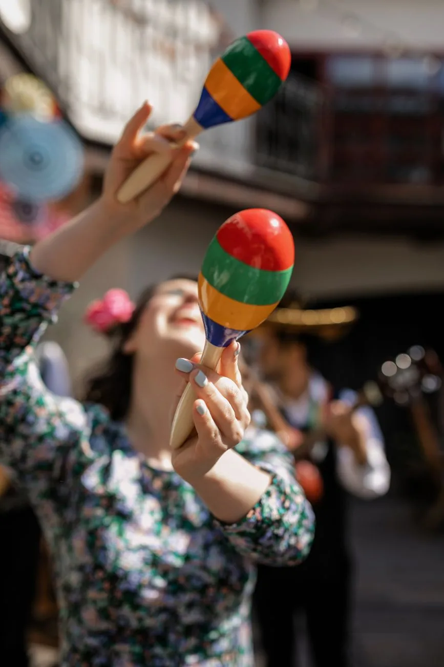Maracas colorées lors d'une fête, à l'image de la musique colombienne