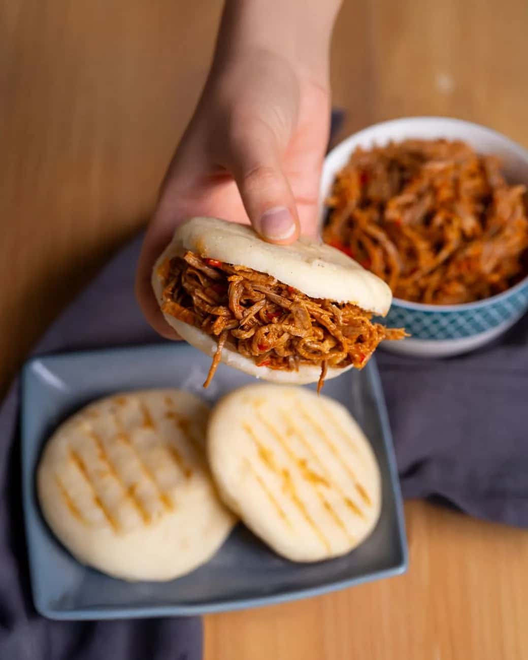 Arepa colombienne garnie de bœuf effiloché, avec des arepas nature grillées