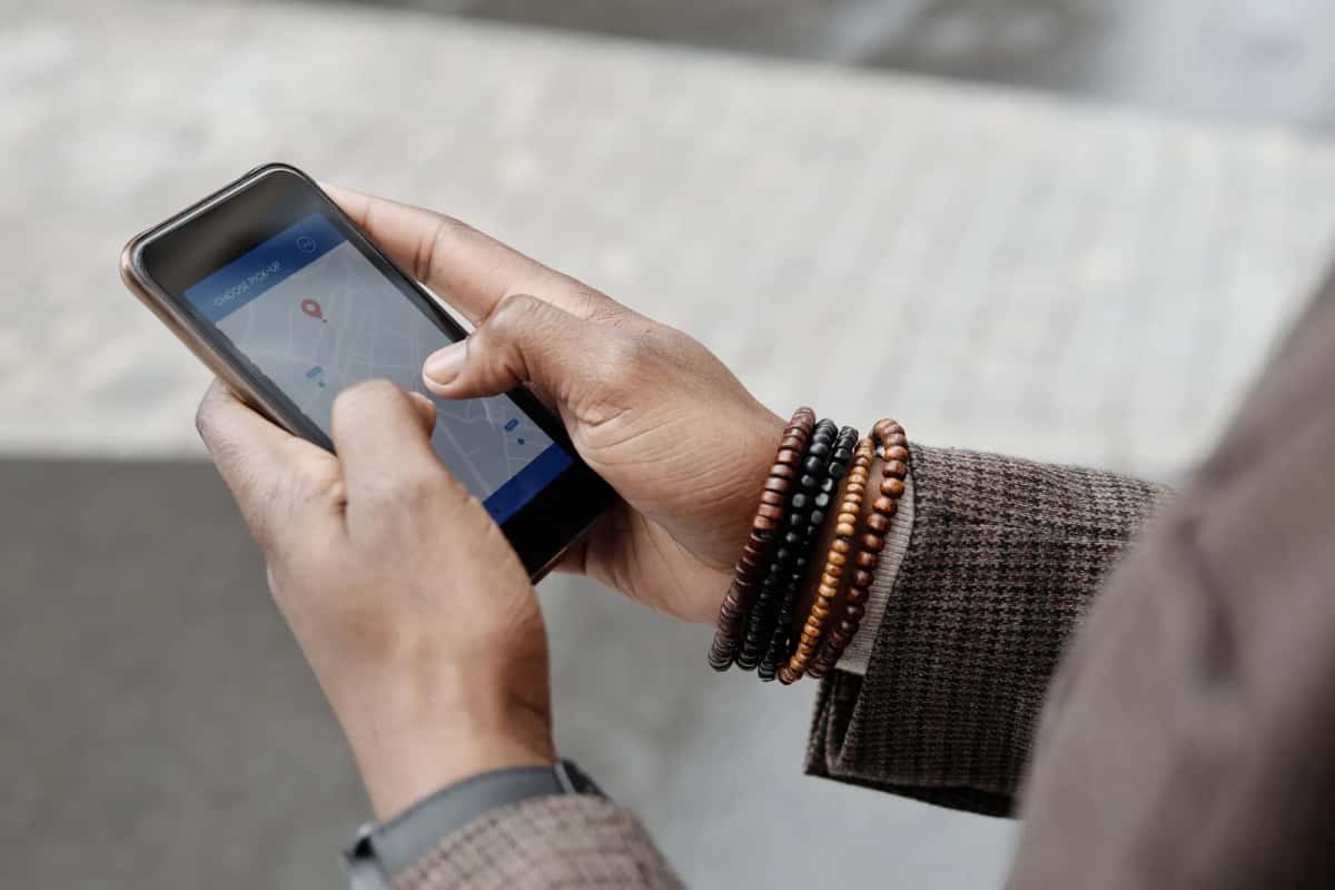 Utiliser son smartphone connecté en voyage : carte et applis grâce à une SIM ou eSIM