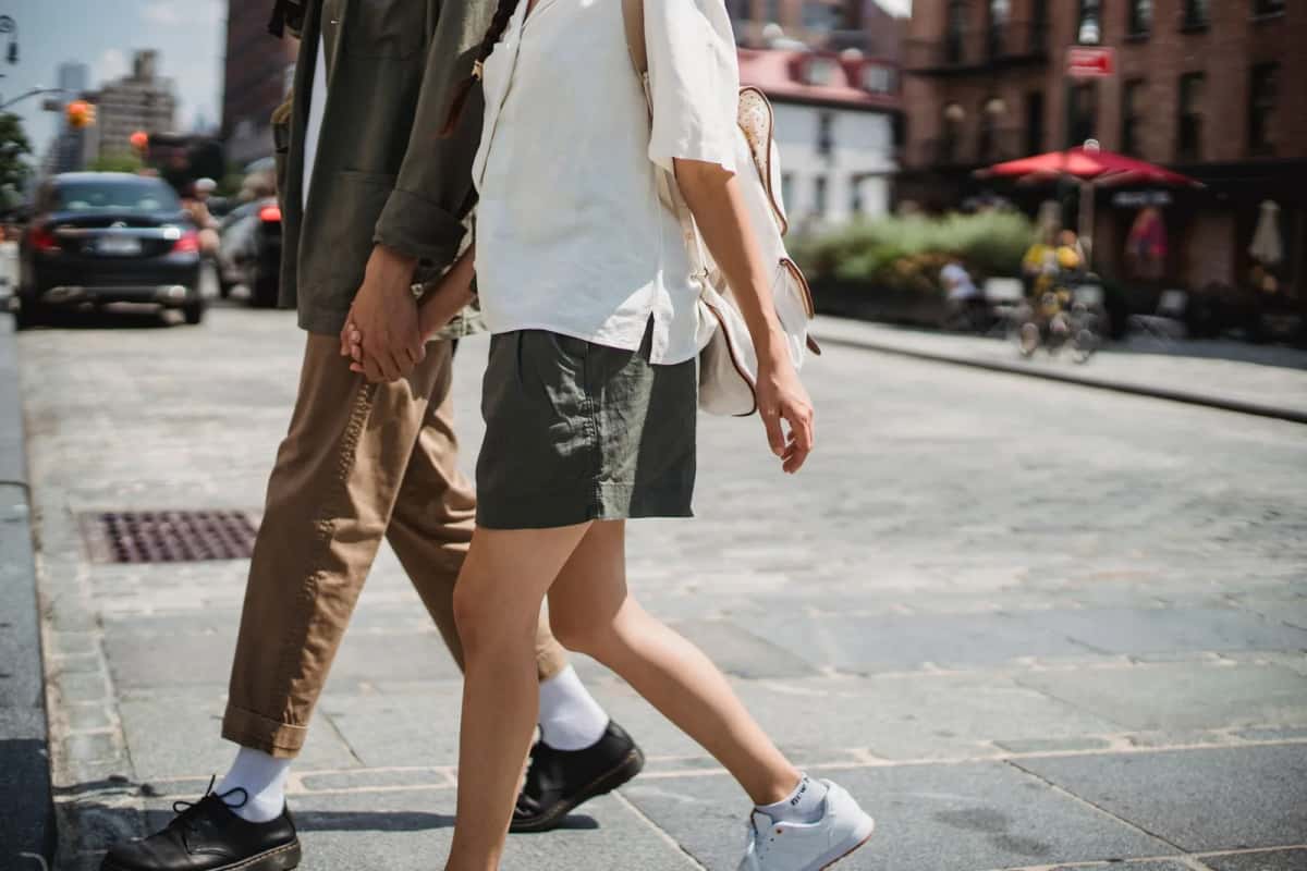Couple main dans la main dans la rue, la vie à deux en couple mixte franco-colombien