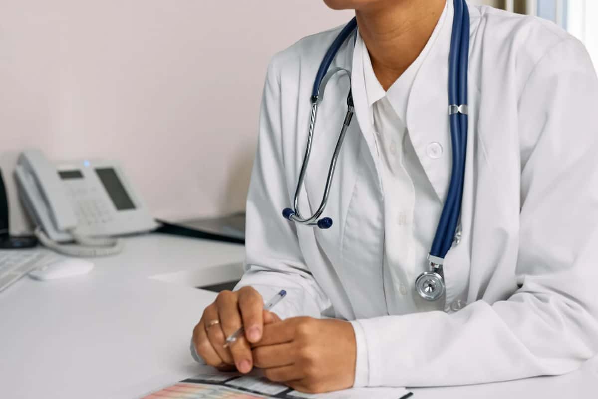 Médecin en consultation, se soigner en résident dans le système de santé colombien