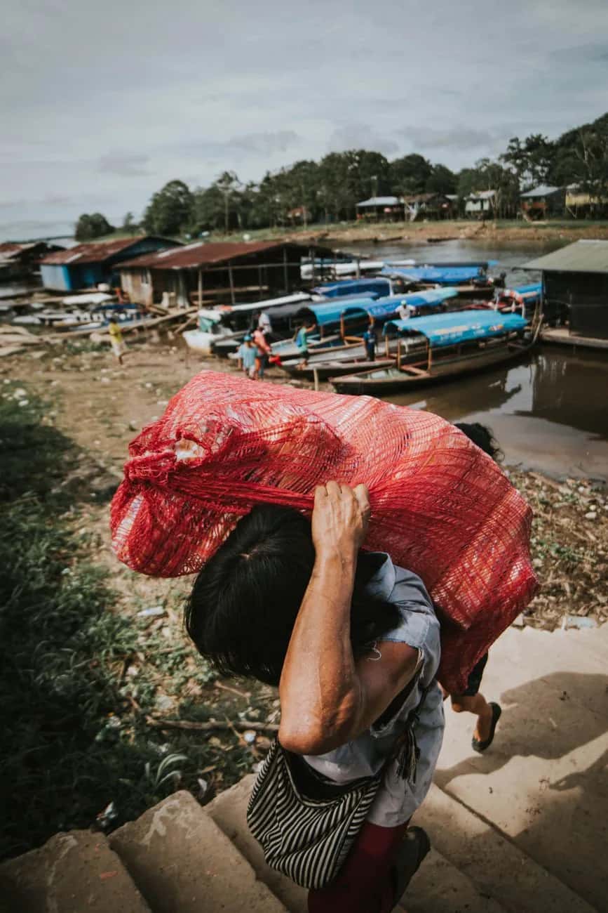 Village au bord de l'Amazone près de Leticia, avec barques et maisons sur pilotis, Colombie