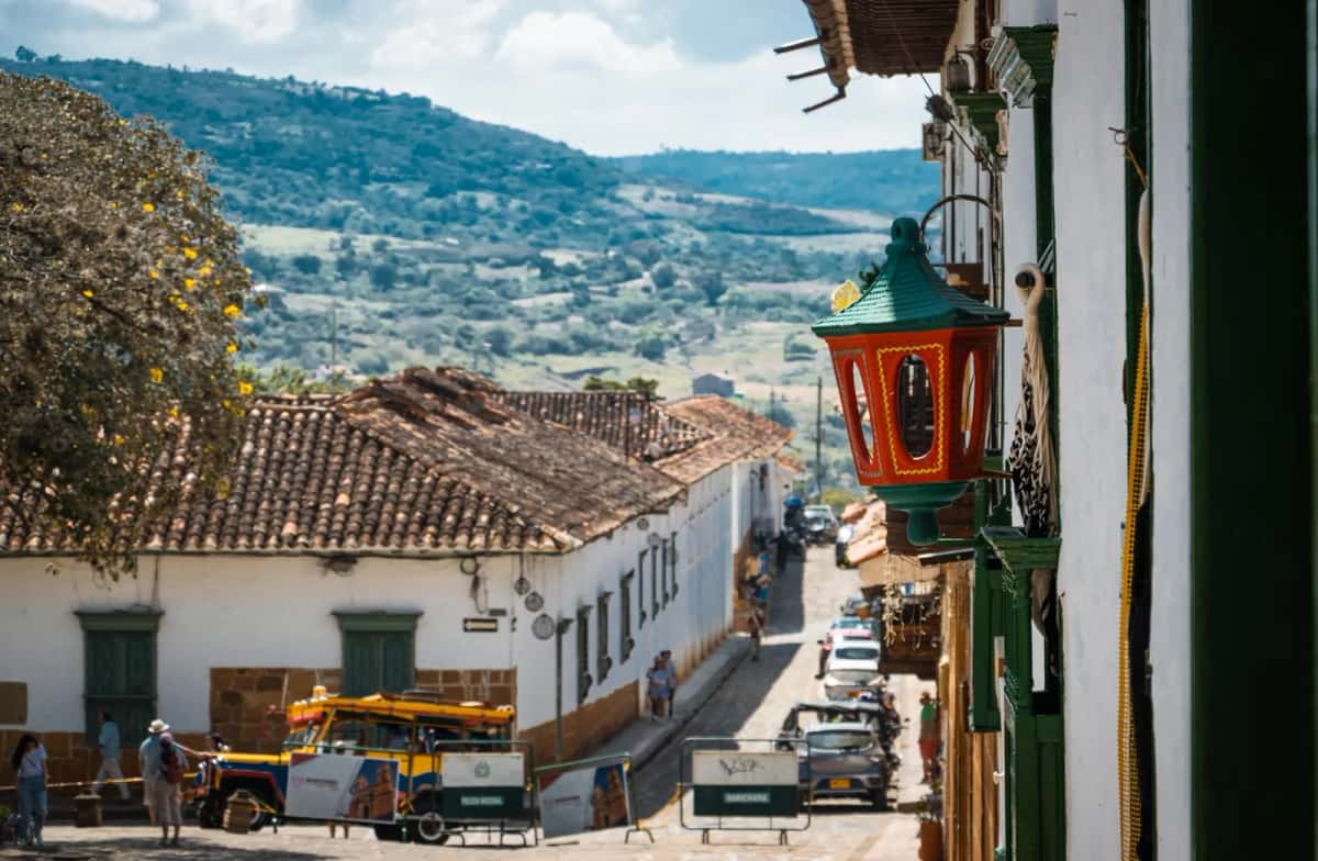 Rue pavée et maisons blanches de Barichara, village colonial du Santander en Colombie