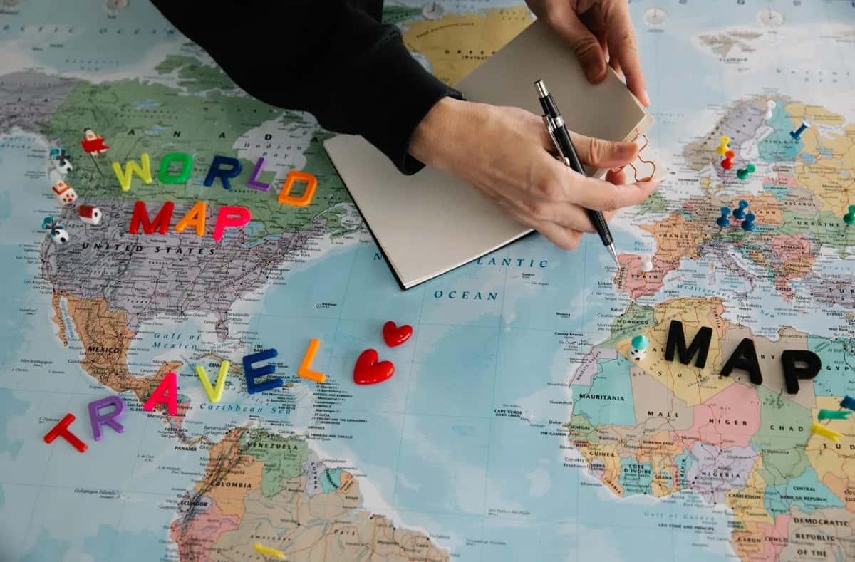 Planification d'un voyage sur une carte du monde, avec la Colombie