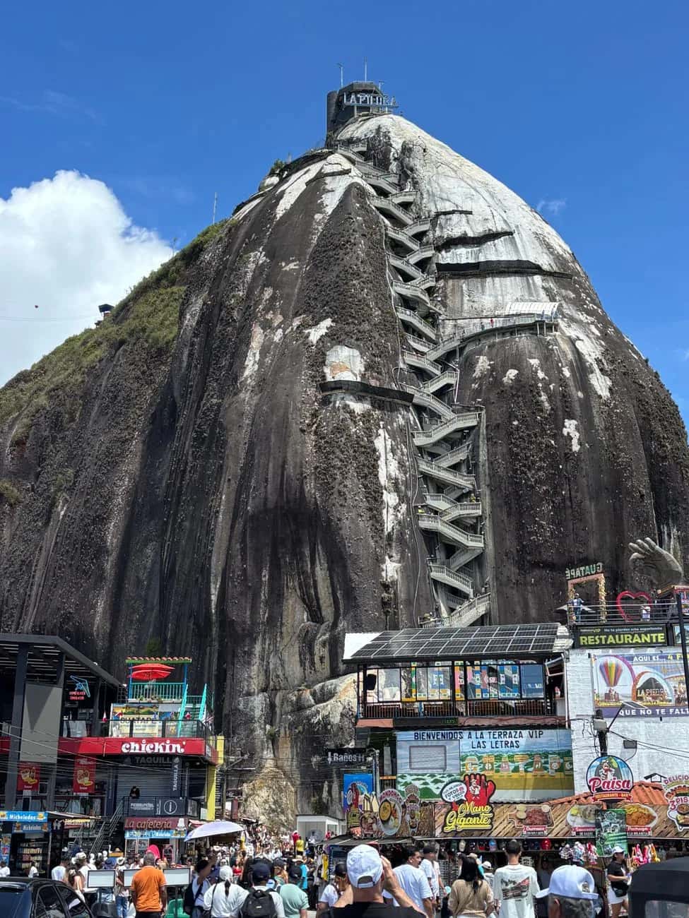 L'escalier en zigzag de 740 marches encastré dans El Peñón de Guatapé, en Colombie