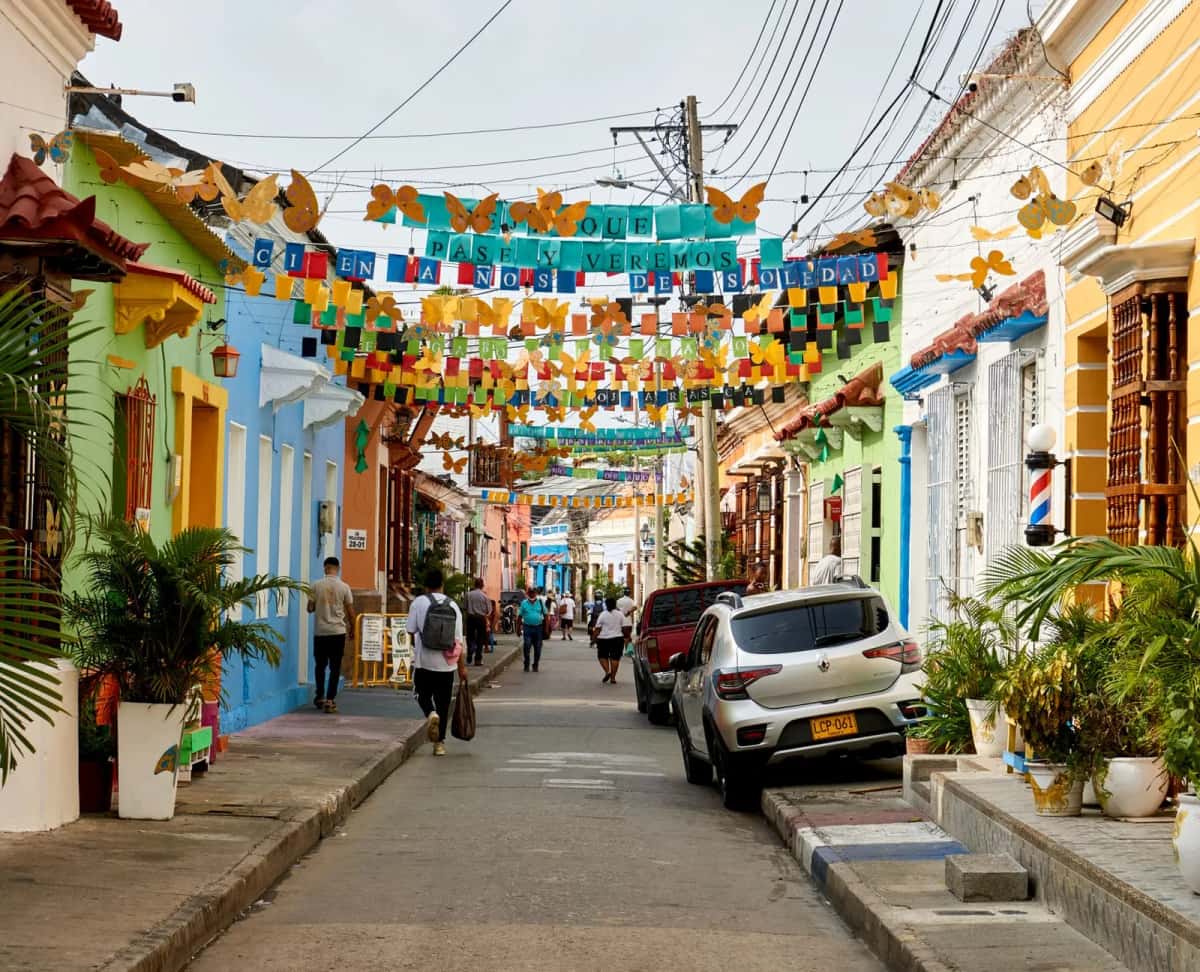 Rue de Getsemaní à Cartagena décorée de guirlandes et ombrelles colorées, avec ses maisons peintes