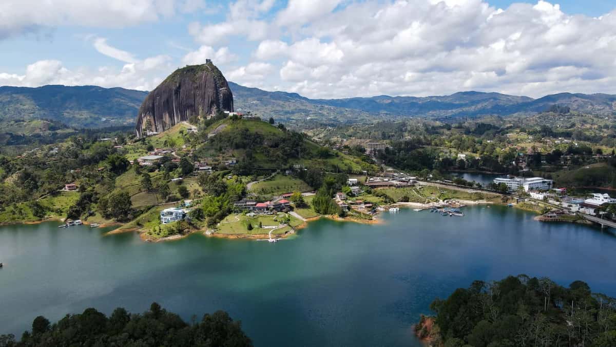 El Peñón de Guatapé et son lac turquoise, Colombie
