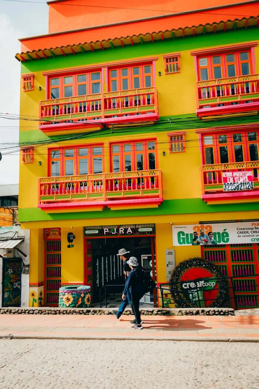 Façade multicolore d'une maison de Guatapé en Colombie, avec ses balcons et ses zócalos peints