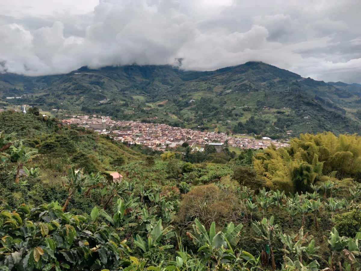 Panorama du village de Jardín, Antioquia, blotti dans la vallée caféière de Colombie