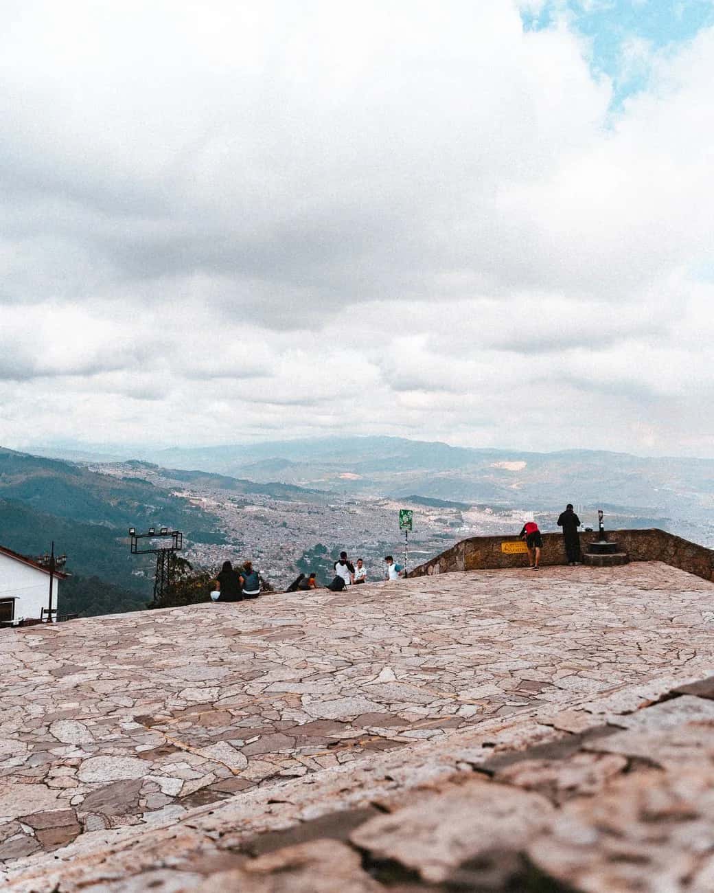 Vue panoramique sur Bogotá depuis Monserrate, la Colombie et son fuseau horaire UTC−5