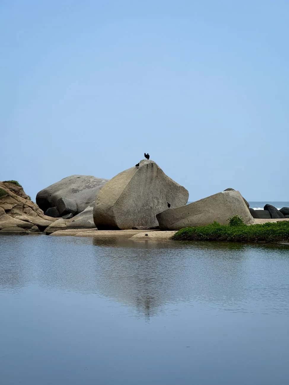 Rochers de granit et lagune dans la nature sauvage du parc Tayrona, Colombie