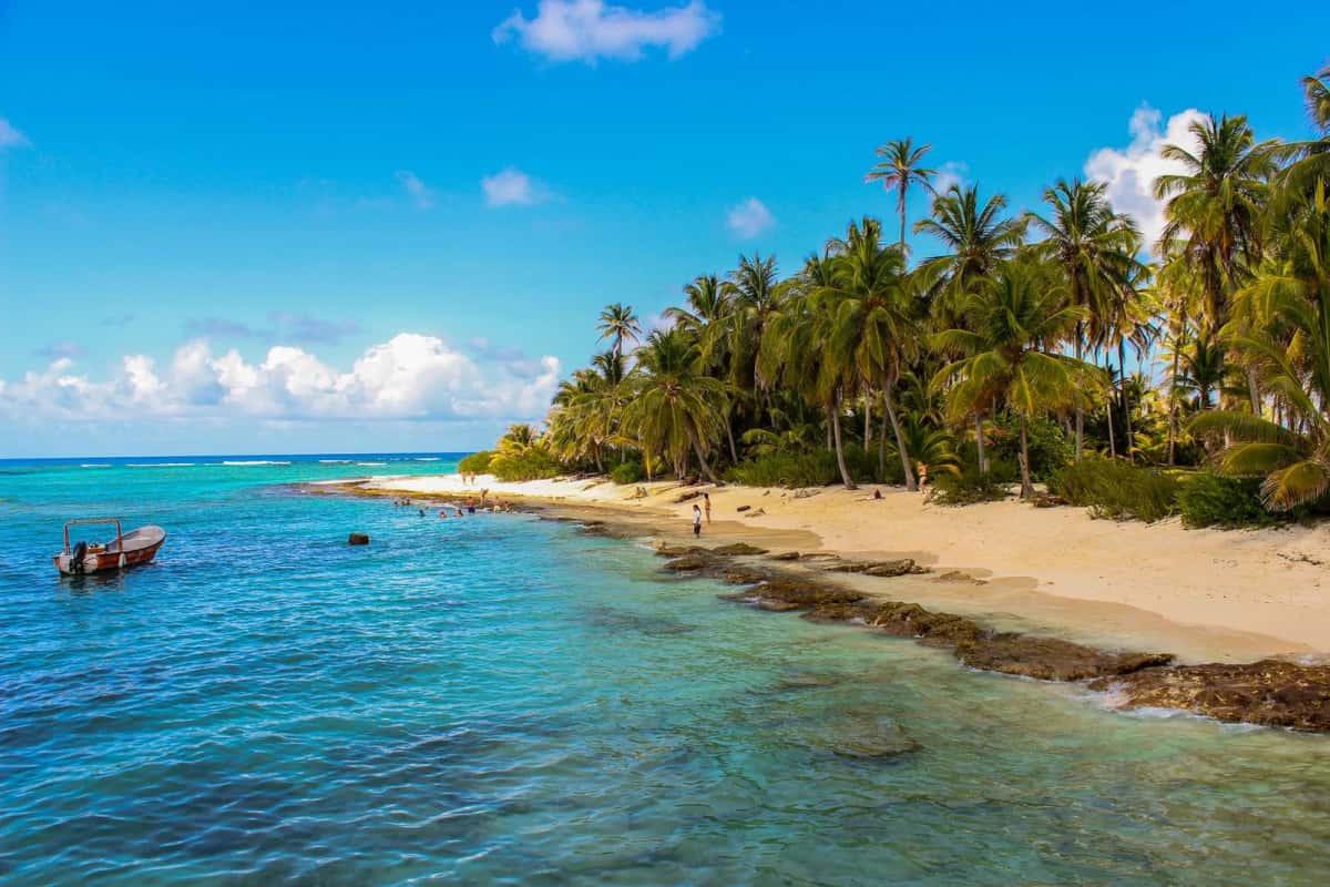 Plage turquoise des Caraïbes colombiennes, cadre d'une retraite au soleil en Colombie