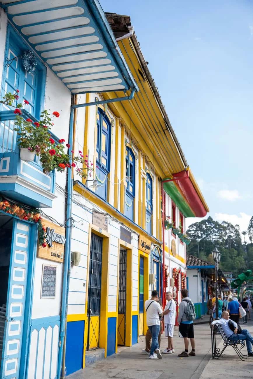 Façades multicolores de la Calle Real à Salento, avec fleurs et cafés, Colombie