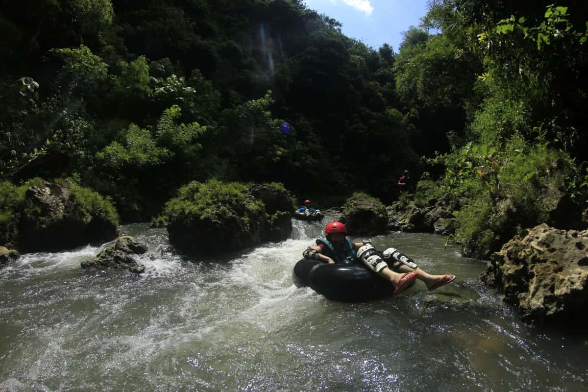 Descente de rivière en bouée (tubing) au cœur de la jungle, activité phare de Palomino