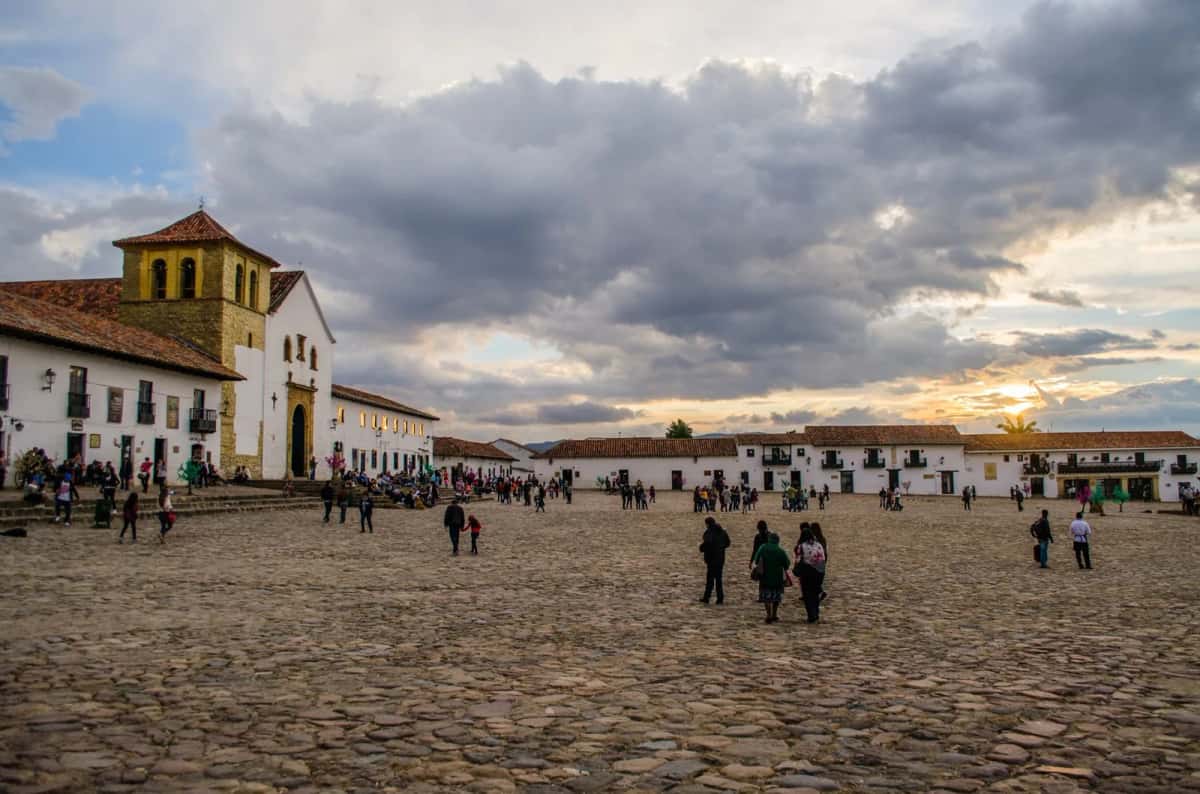 La Plaza Mayor pavée de Villa de Leyva au coucher du soleil, Boyacá, Colombie